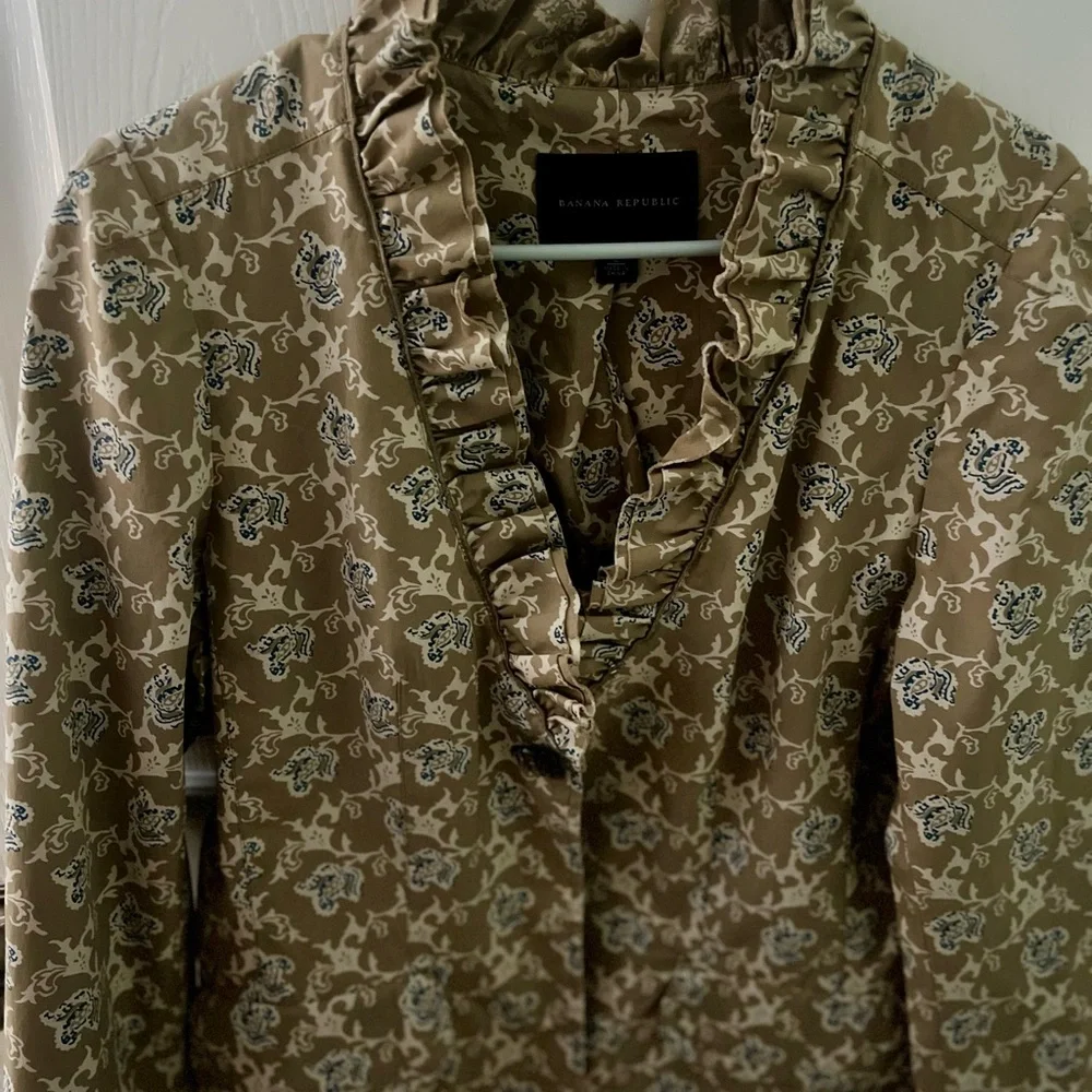 Banana Republic Women's Large Beige Floral Casual Blazer with Ruffle Collar - Picture 3 of 9